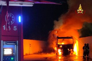 San Benedetto del Tronto - Autocarro in fiamme nella notte